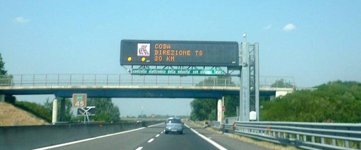 Pannelli a messaggio variabile: funzionamento, vantaggi e installazione