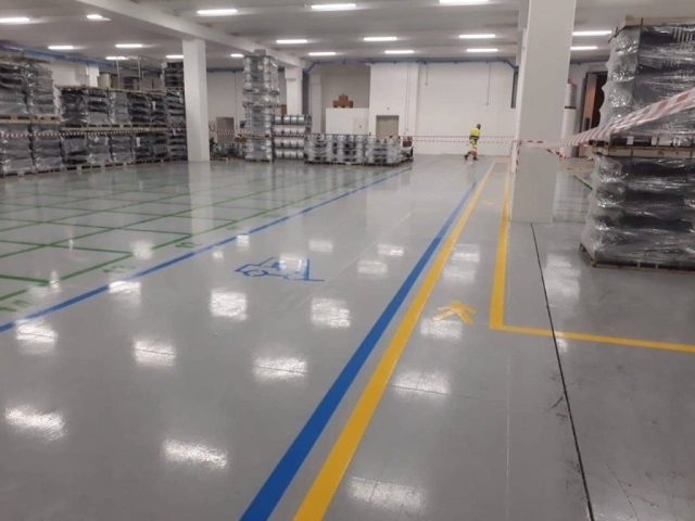 Segnaletica orizzontale aziendale interna linee di demarcazione