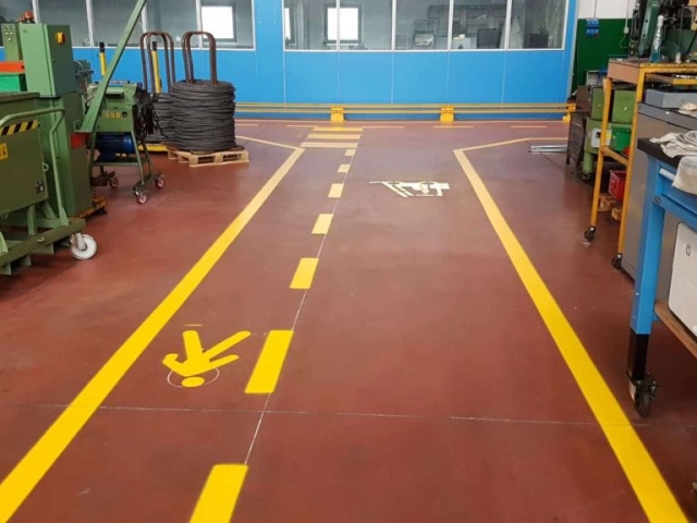 Segnaletica orizzontale aziendale interna percorsi pedoni muletto carrello elevatore