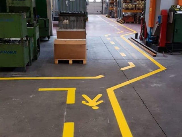 Segnaletica orizzontale aziendale interna percorso pedonale