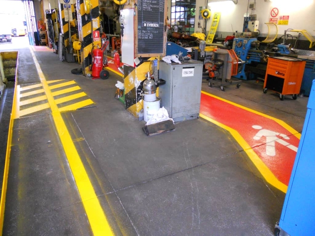 Segnaletica orizzontale aziendale interna percorso pedonale