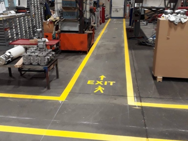 Segnaletica orizzontale aziendale interna uscita exit