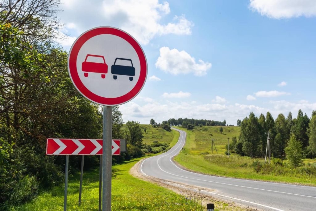 Divieto di sorpasso: regole e consigli per la sicurezza