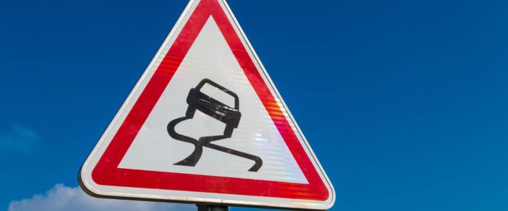 Il segnale di strada sdrucciolevole: significato, importanza e sicurezza stradale