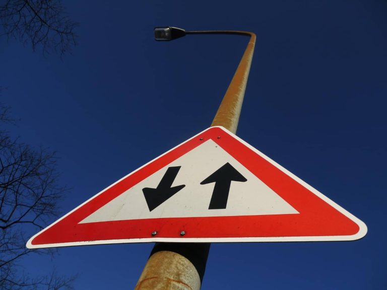 Doppio senso di circolazione: regole e sicurezza