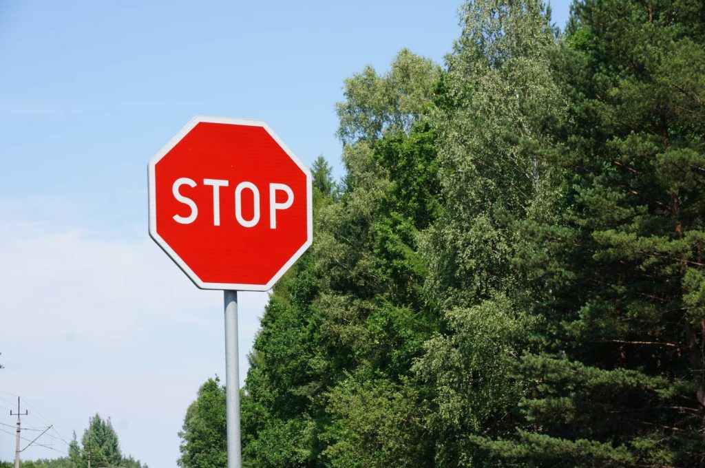 Cartello STOP: storia, significato e regole da conoscere