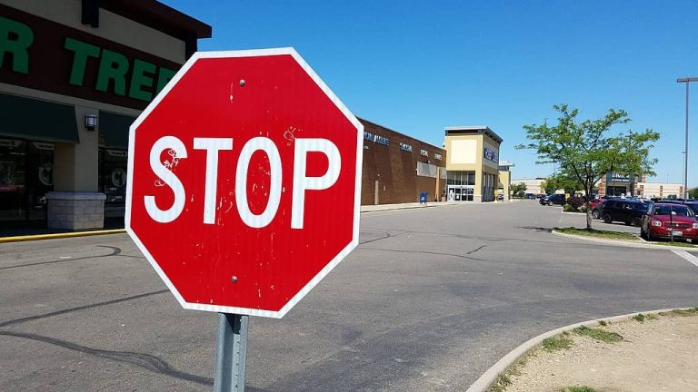 Cartello STOP: storia, significato e regole da conoscere