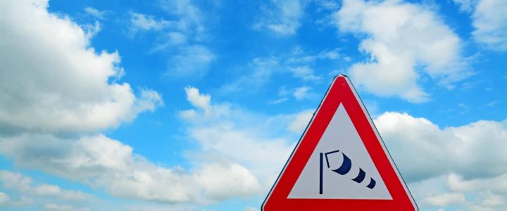 Segnale di pericolo forte vento laterale